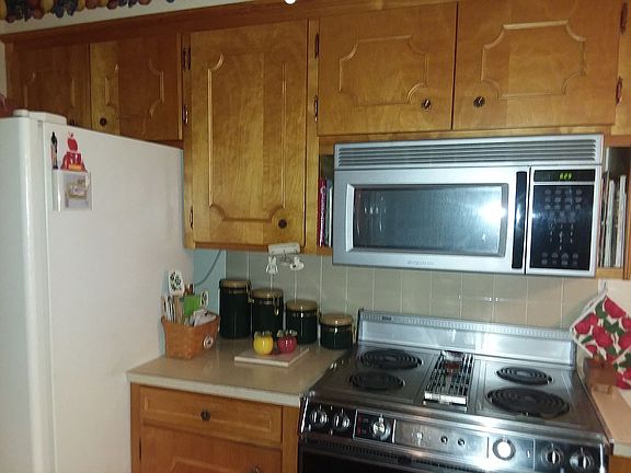 3rd image of 15 E Maxwell Dr