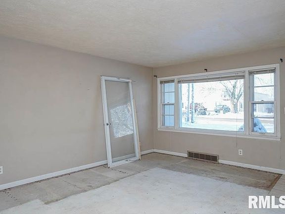 3rd image of 304 N Carole Ave