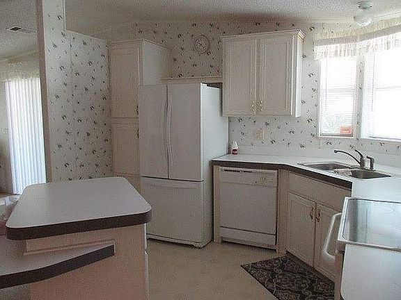2nd image of 40 Bluewater Lake Cir