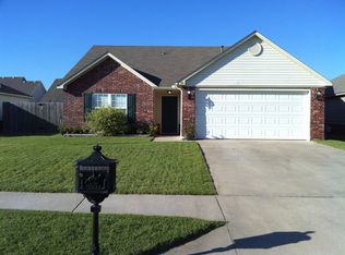 19 E Fairlane Dr, Sapulpa, OK 74066