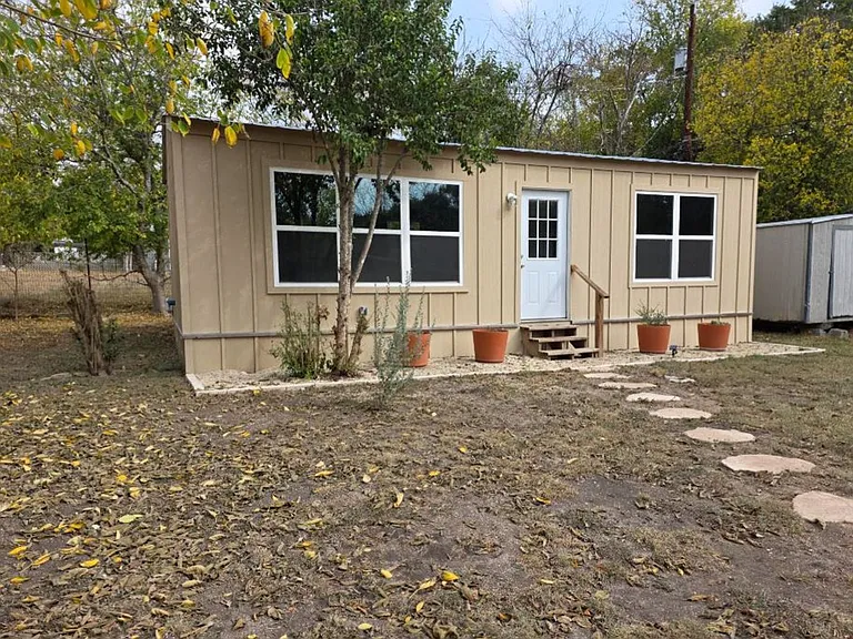 505 E Lane Dr — Photo 2