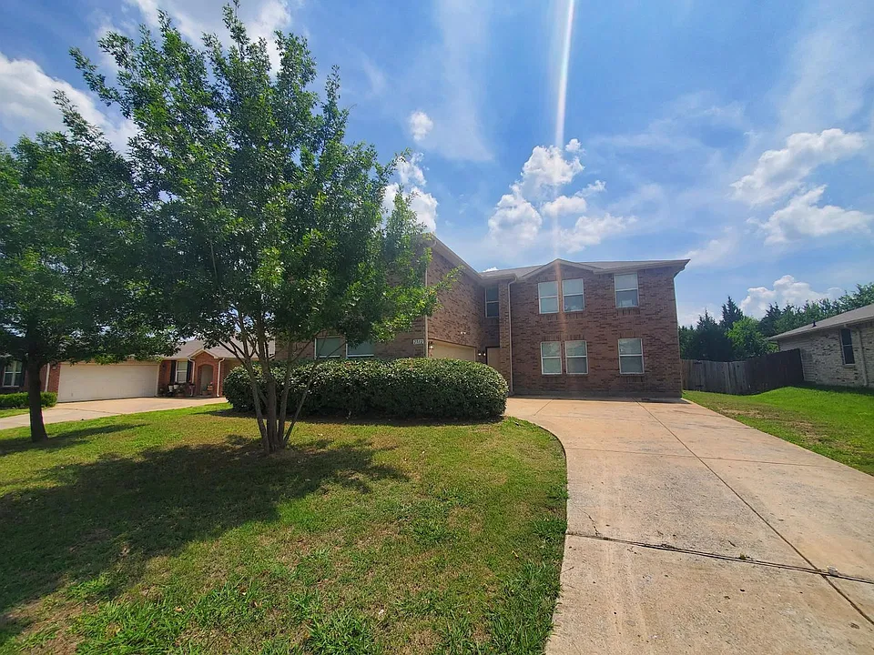 2512 Comstock Ln