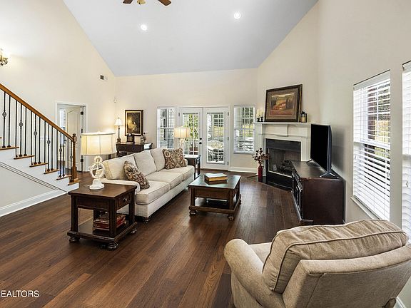 4th image of 847 Meadow Walk Ln
