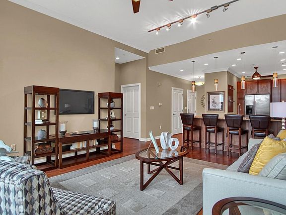 4th image of 4909 Laclede Ave APT 1902