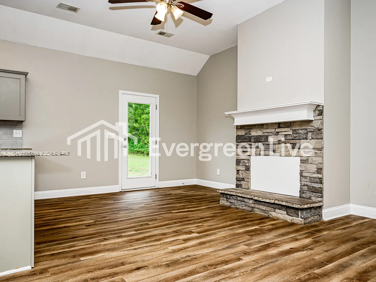 3 bed, 2.0 bath, 1432 sqft, $1,695 — Photo 2