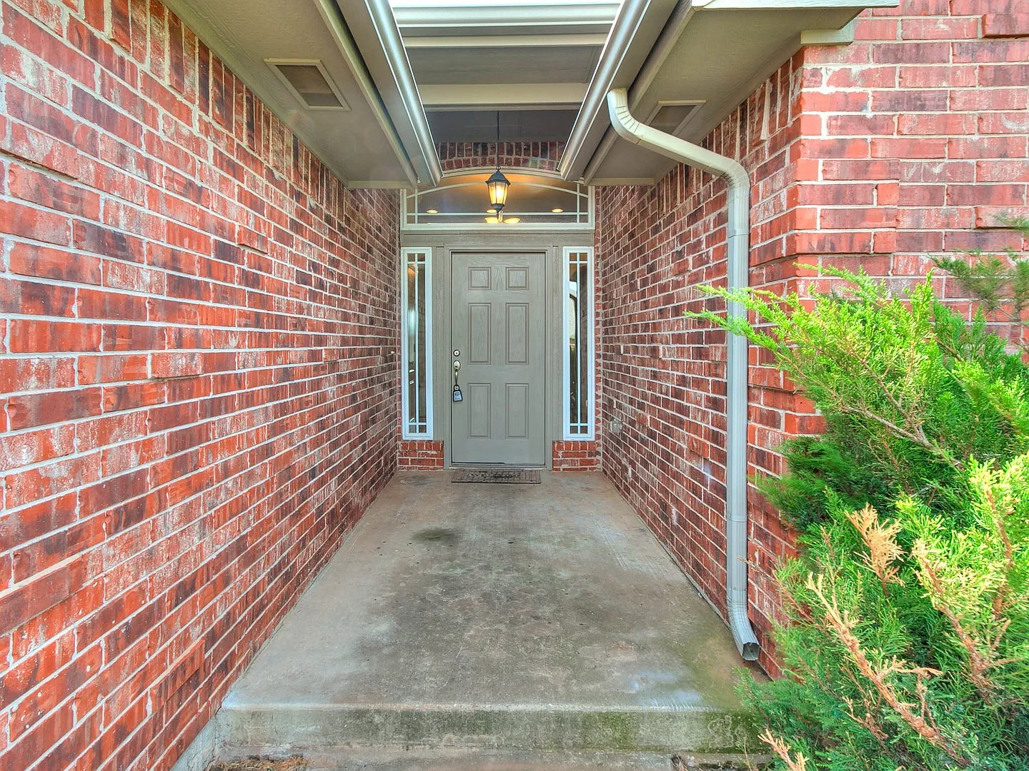 4 bedroom, 2 bath home in Castlebrook Crossing - Mustang Schools — Photo 4