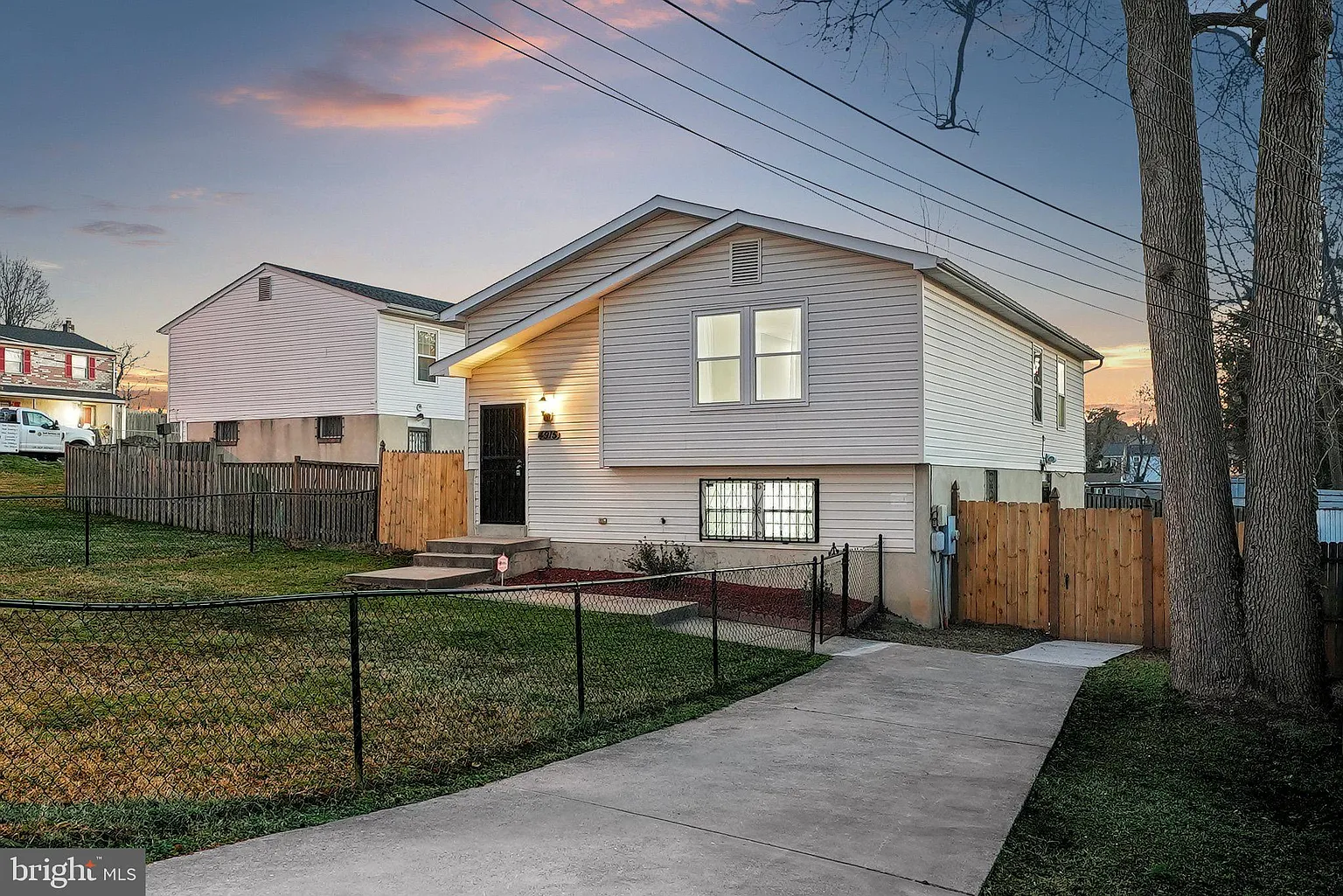 4915 Emo St photo 1