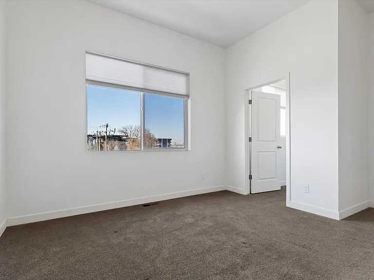 238 W Paramount Ave — Photo 9