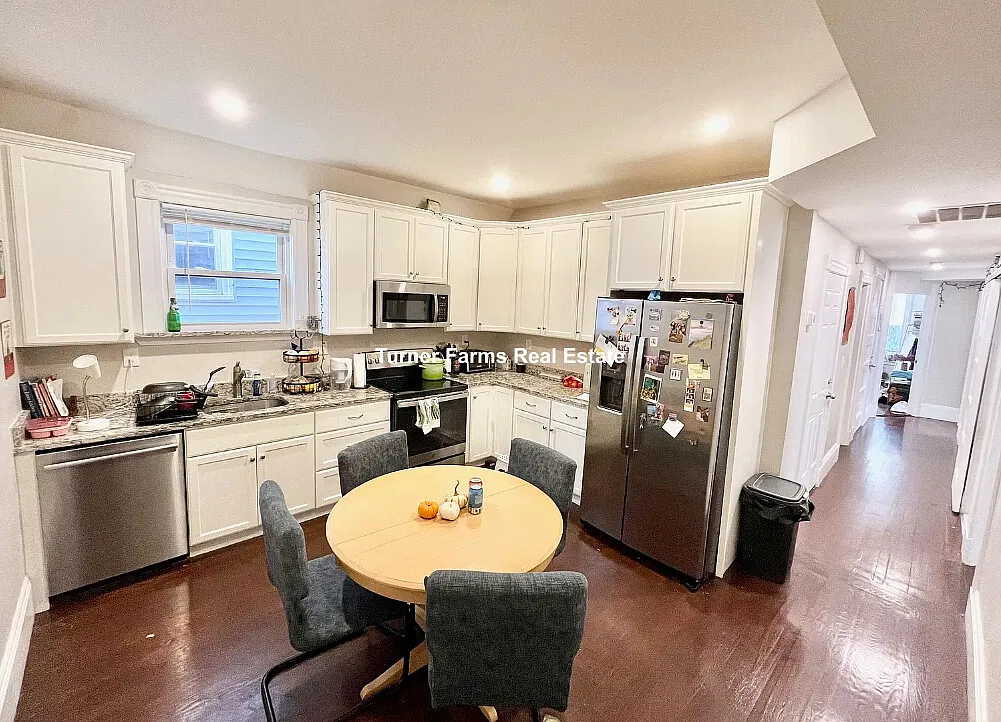 5 bed, 9999 sqft, $8,200 — Photo 2