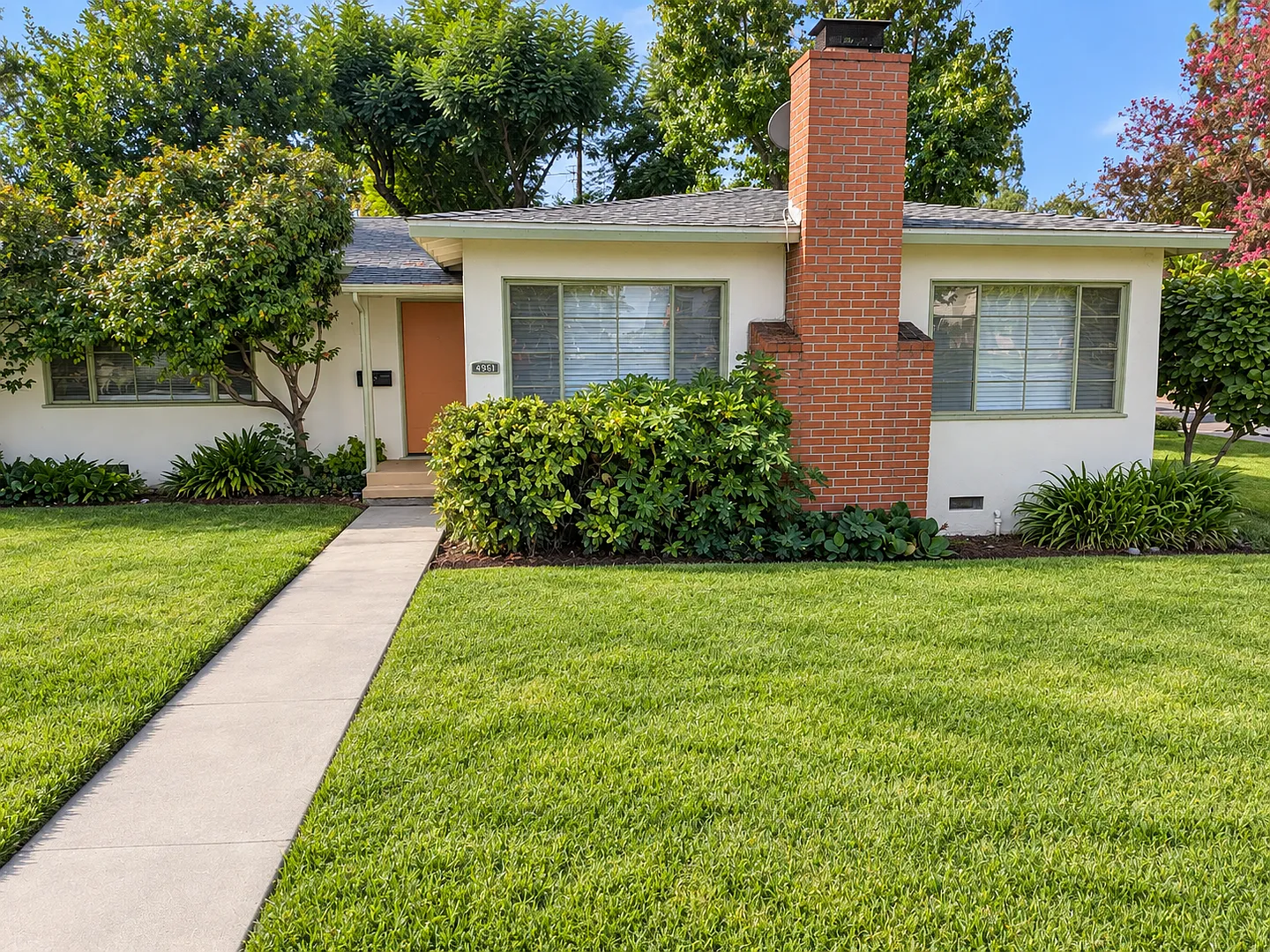 Charming 2-Bedroom Claremont Home Walk To The Village! — Photo 1