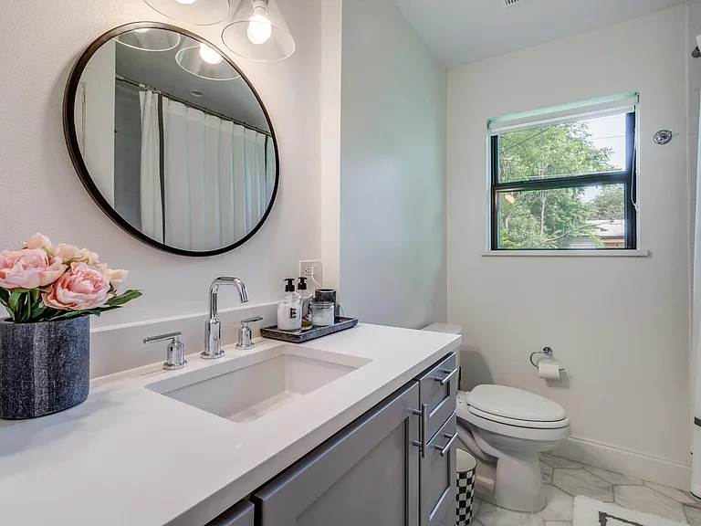 876 Berkinshire Dr — Photo 9