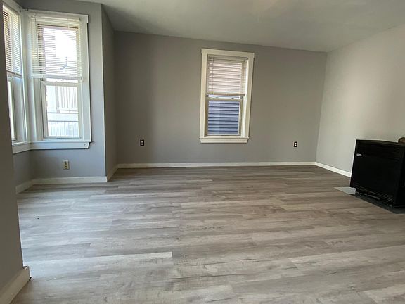 3rd image of 133 Green St #133