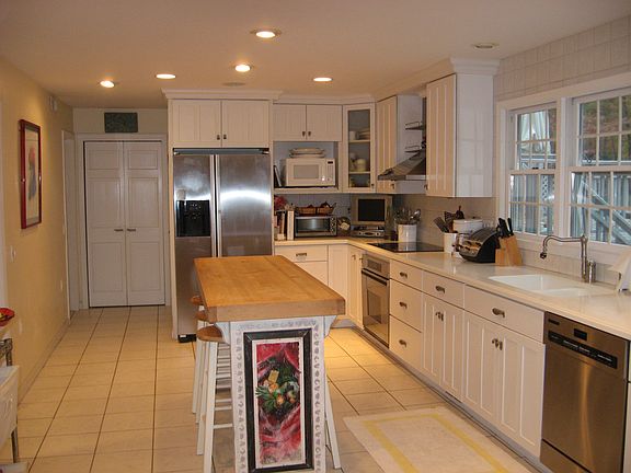 3rd image of 27 Holmehill Ln
