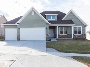 28 Blackstone Way, Le Claire, IA 52753