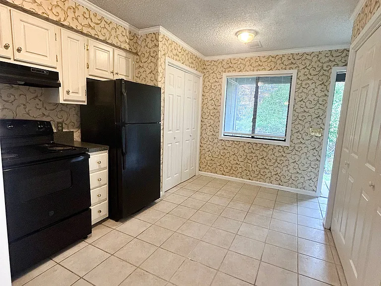 19 Canterbury Ct #1 — Photo 3