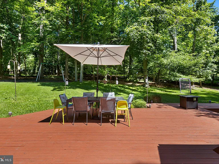 101 Woods Ln — Photo 17