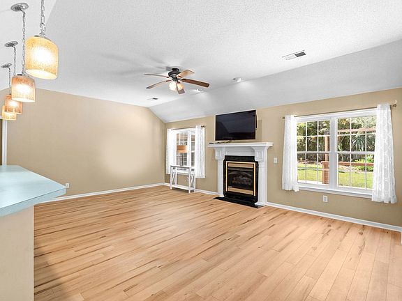5th image of 205 Prestwick Rd.