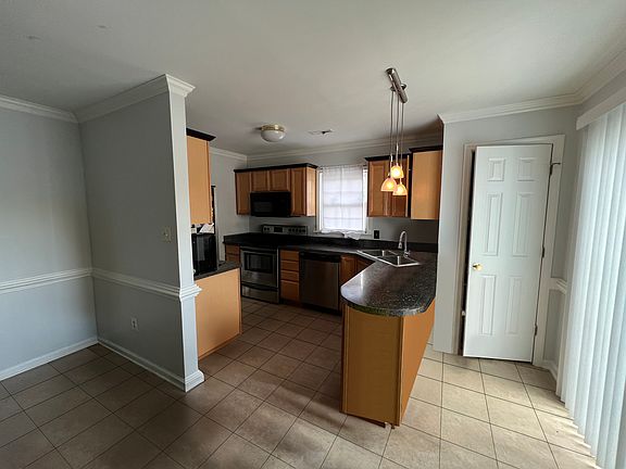4th image of 201 Amersham Dr APT A