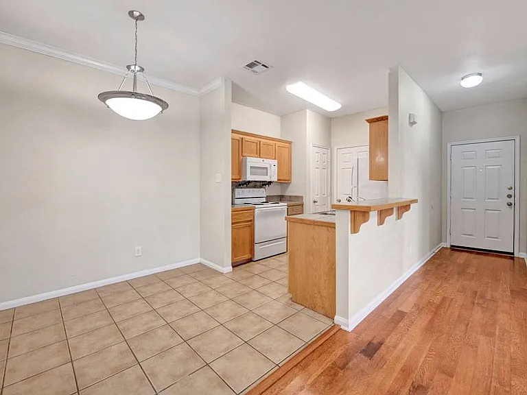 Riviera Apartments — Photo 23