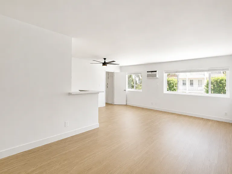 Terraces at Tarzana — Photo 15