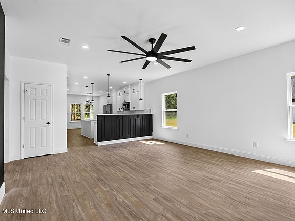 4th image of 3419 Raintree Dr