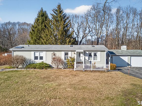 2nd image of 82 Colchester Commons