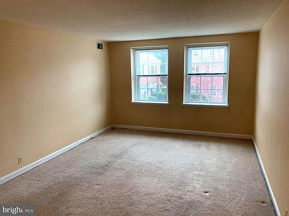 4th image of 3007 S Buchanan St APT B2