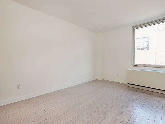 4th image of 250 Bedford Ave #129502