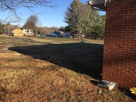 2nd image of 117 Hillcrest Cir #106