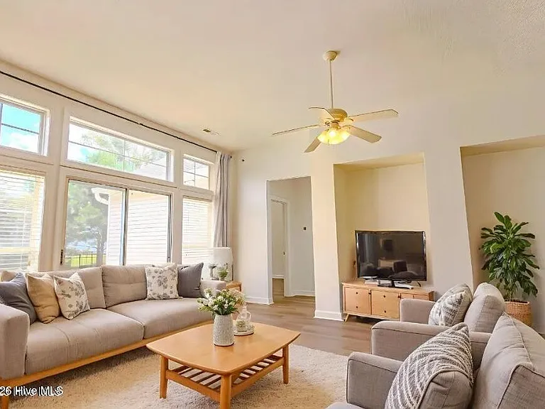 1005 Meadowlands Trl NW — Photo 8