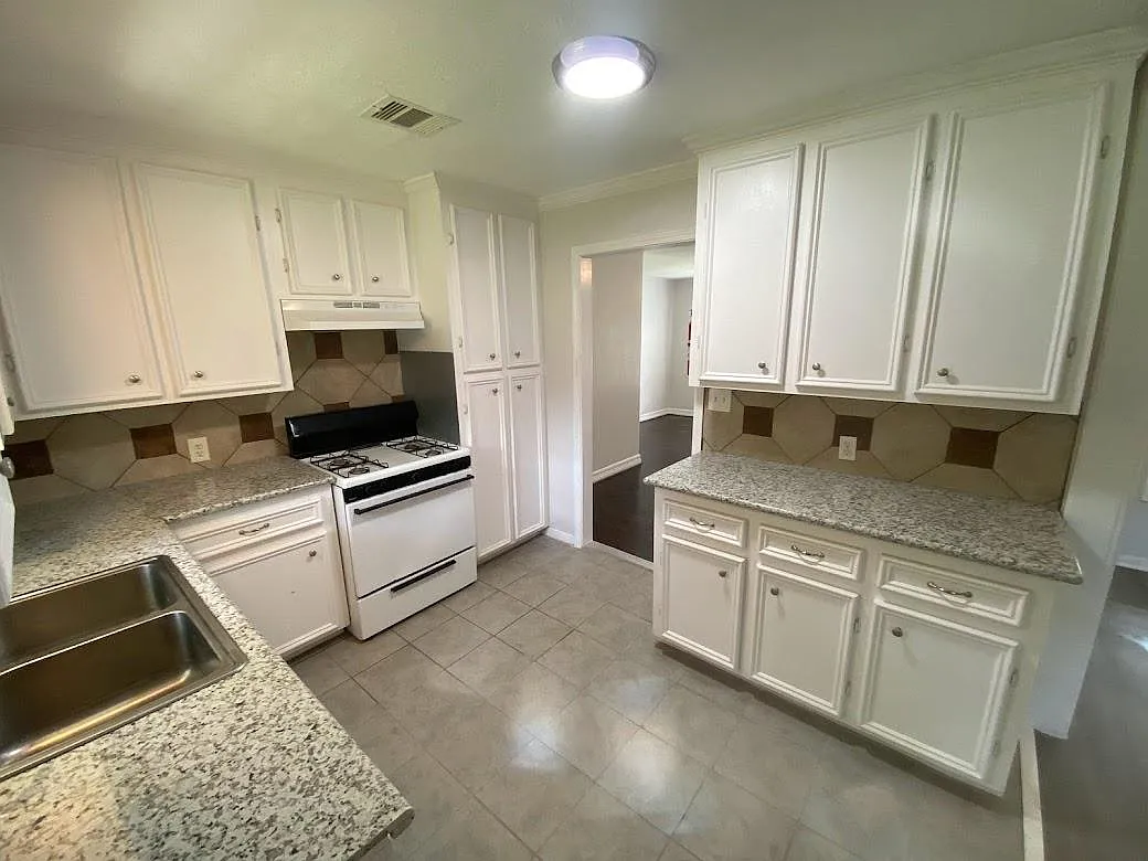 3 bed, 1128 sqft, $1,750 — Photo 4