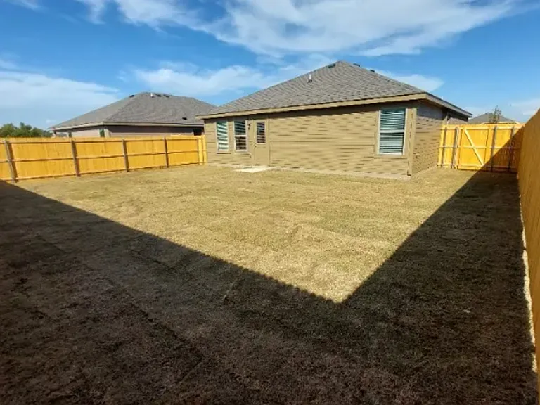 1425 Waverley Dr — Photo 5