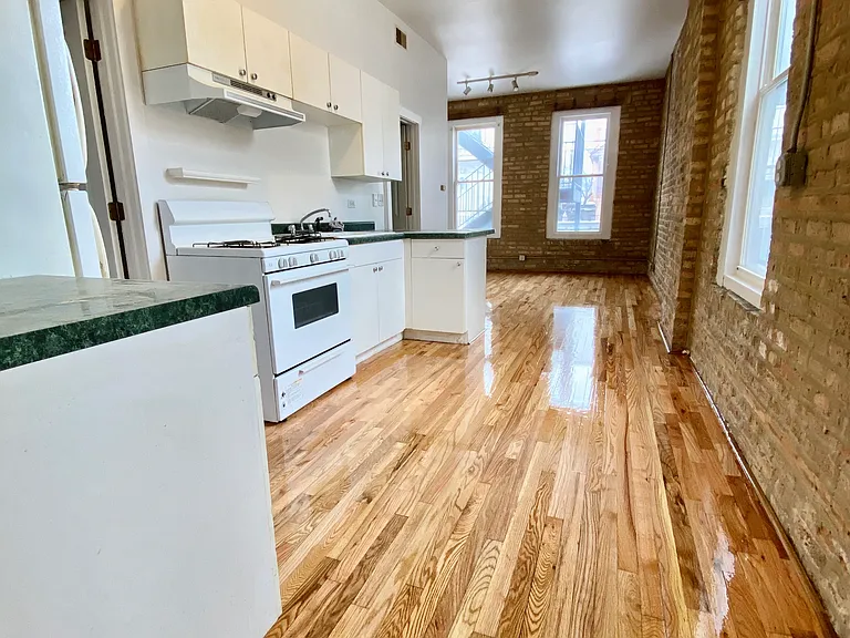 938 W 31st Pl #1R — Photo 3