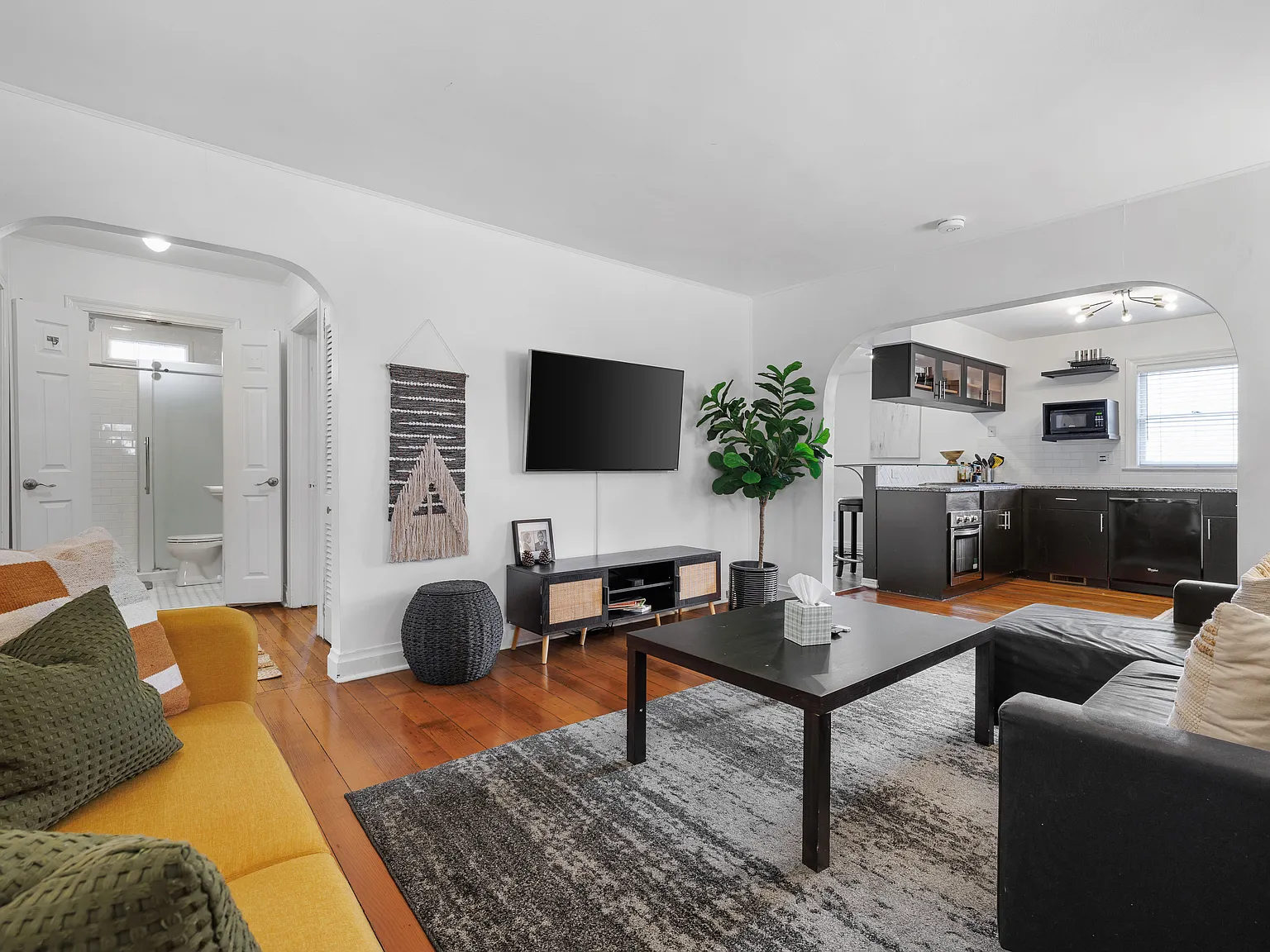 3 bed, 1100 sqft, $2,400 — Photo 1