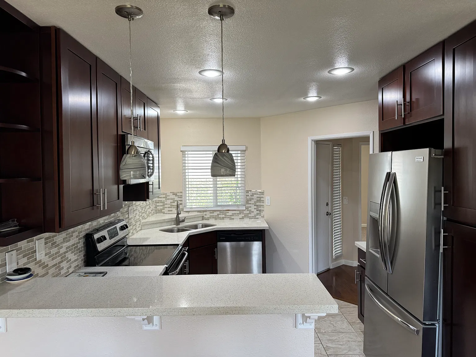 3 bed, 1288 sqft, $3,975 — Photo 1