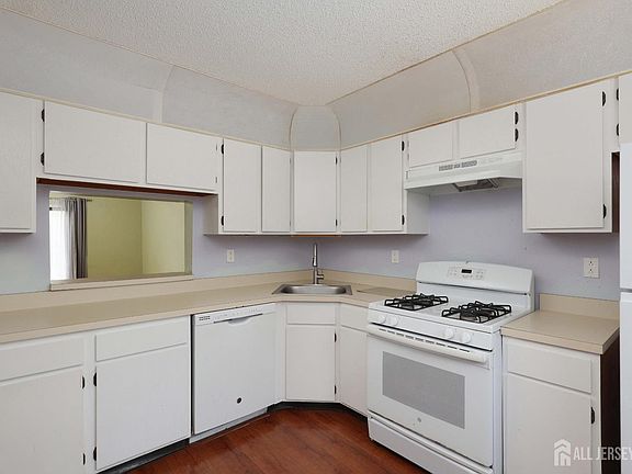 4th image of 243 Hampshire Ct