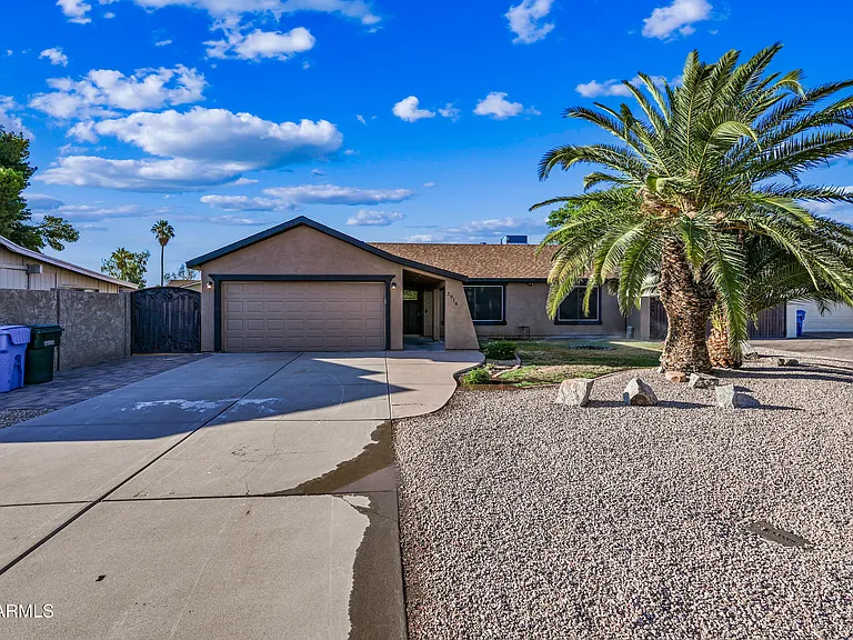 2914 E Michelle Dr — Photo 1