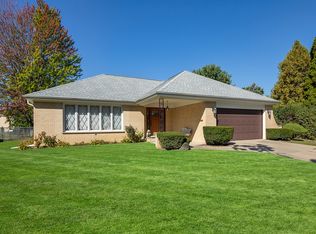 730 Castlewood Ln, Deerfield, IL 60015