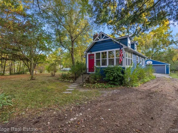827 Alberta St, Auburn Hills, MI 48326