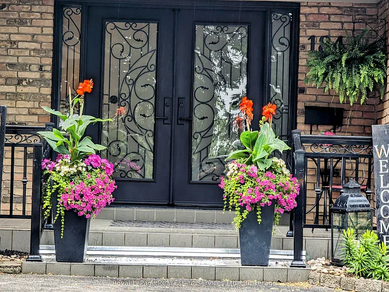 184 Dundas St E — Photo 3