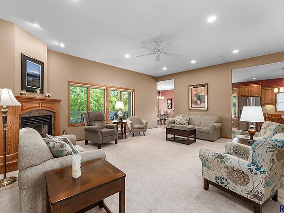 4th image of 608 N Riverwood Cir