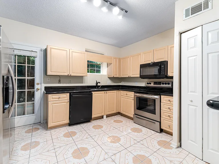 3665 Chestnut Dr #D2 — Photo 5