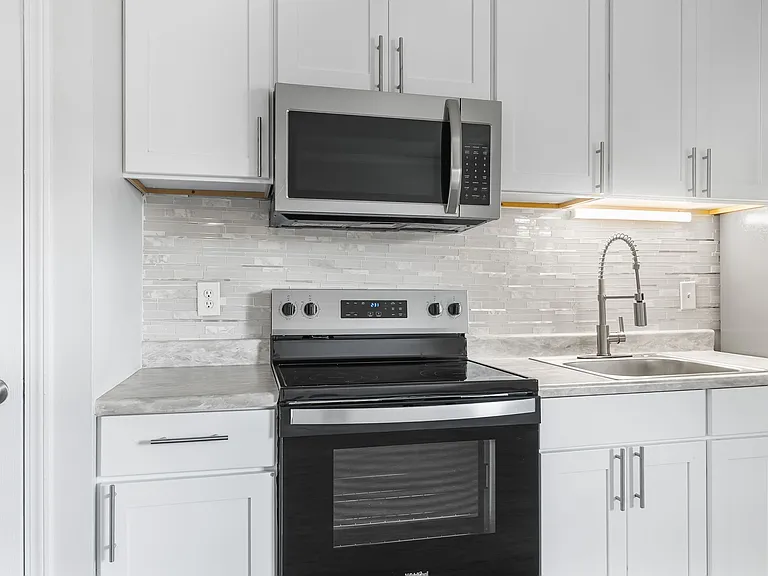 Edgewater Apartments — Photo 13