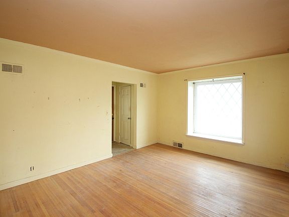 5th image of 1118 E Tripp Ave