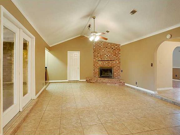 5th image of 306 Driftwood Cir