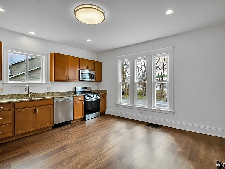 5849 Broadway St #8 — Photo 9
