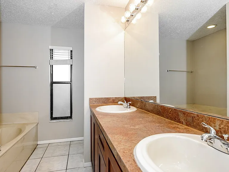 1001 Pond Apple Ct — Photo 12