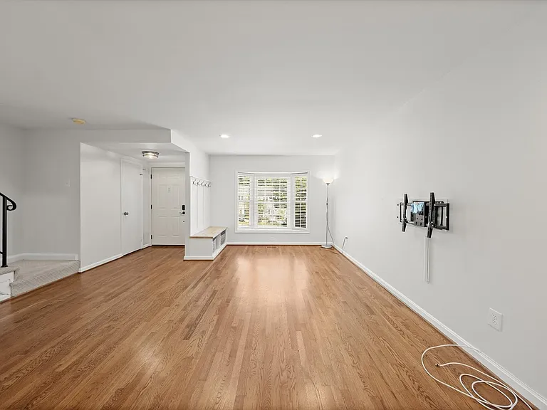 315 Center St N — Photo 6