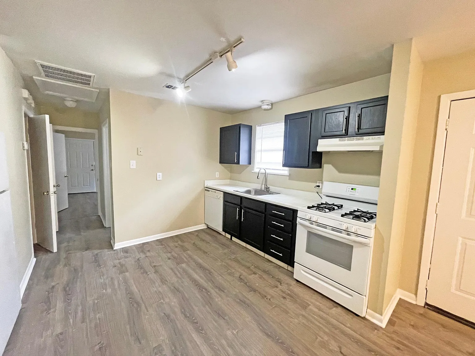 1121 Burdette Street — Photo 3