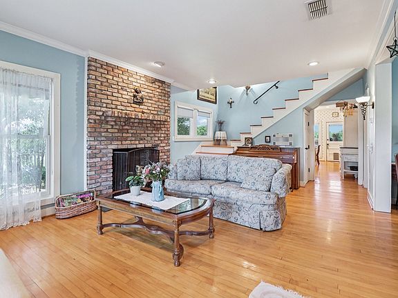 5th image of 1590 Airport Rd